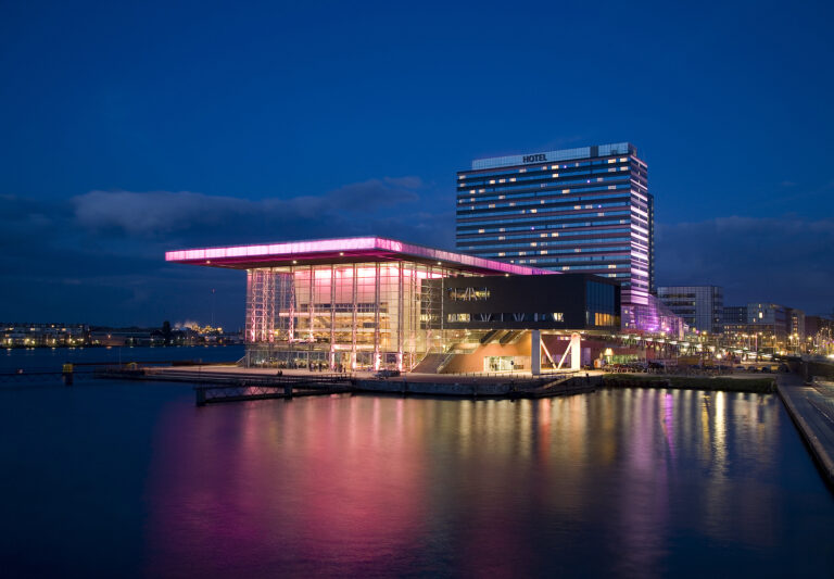 Parkeren bij het Muziekgebouw aan ‘t IJ