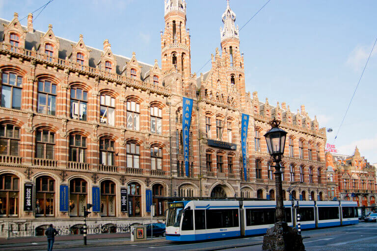 Parkeren bij winkelcentrum Magna Plaza