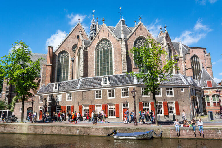 Parkeren bij de Oude Kerk in Amsterdam