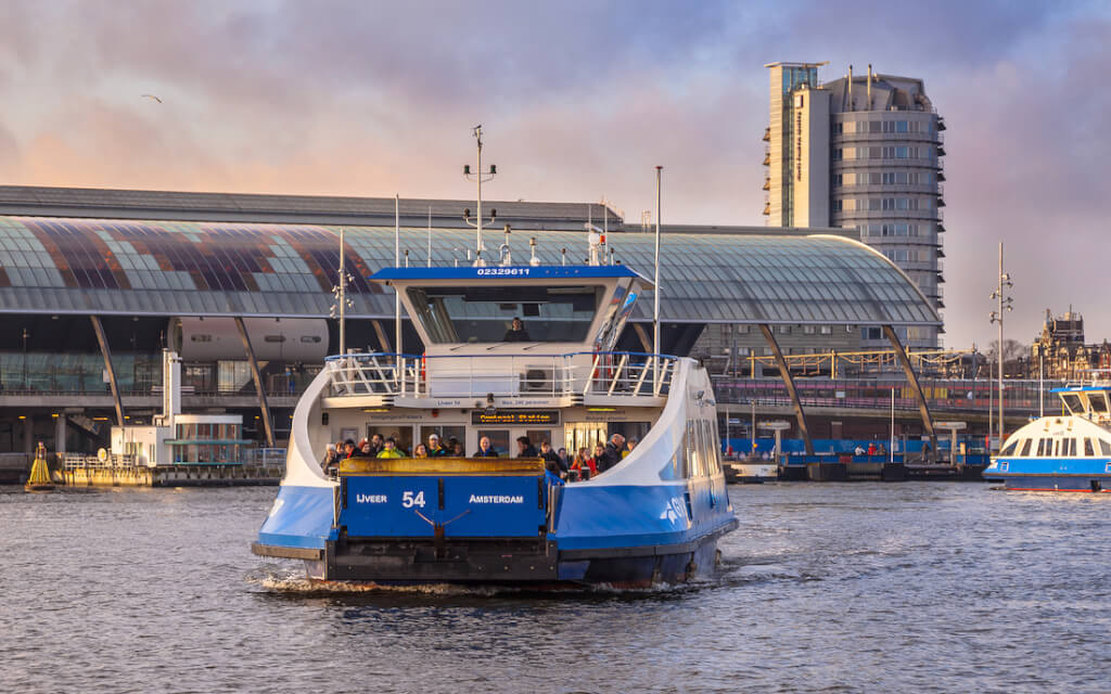 mensen-op-pont-over-t-ij-amsterdam