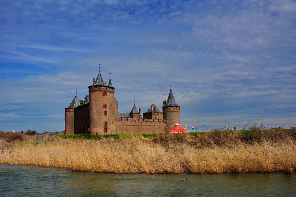 Het Muiderslot in Amsterdam met een blauwe lucht